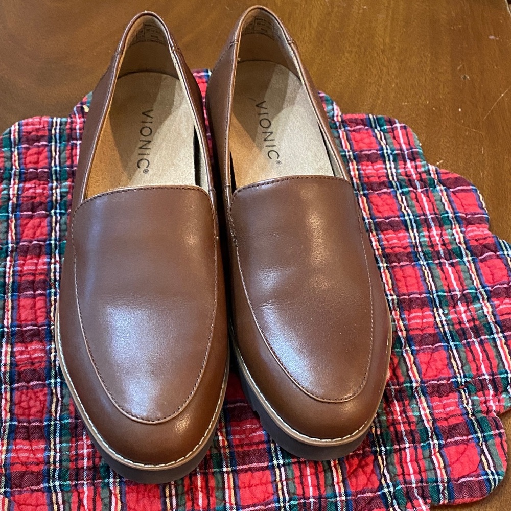 Vionic size 7 Kensley Slip-On Loafers